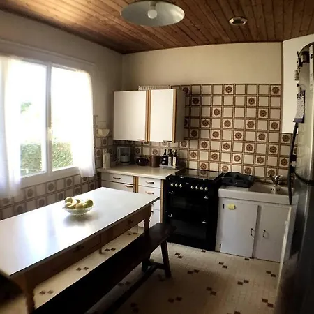 Spacious In Quiet Setting With Large Gardens Casa de Férias