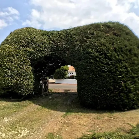 Spacious In Quiet Setting With Large Gardens *