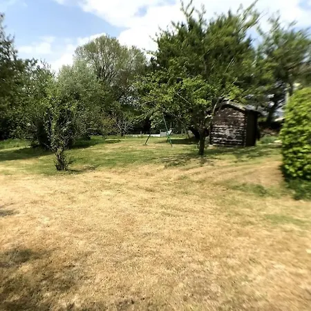 Spacious In Quiet Setting With Large Gardens Casa de Férias